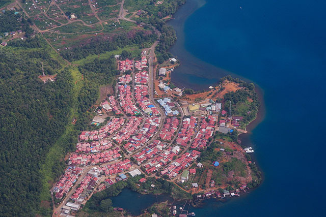 Kawasan perumahan yang terjaga lingkungan tetap asri dan hijau di Sorowako, Kabupaten Luwu Timur, Sulawesi Selatan, Minggu (30/7/2023). Bank Tabungan Negara (Persero) Tbk (BTN) mendorong pembangunan perumahan yang ramah lingkungan atau green housing.