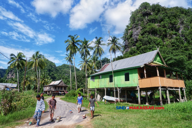 Sekelompok anak bermain truk mainan di kawasan Karst Rammang-rammang, Maros,  Sulawesi Selatan.