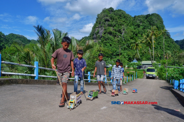 Sekelompok anak bermain truk mainan di kawasan Karst Rammang-rammang, Maros,  Sulawesi Selatan.