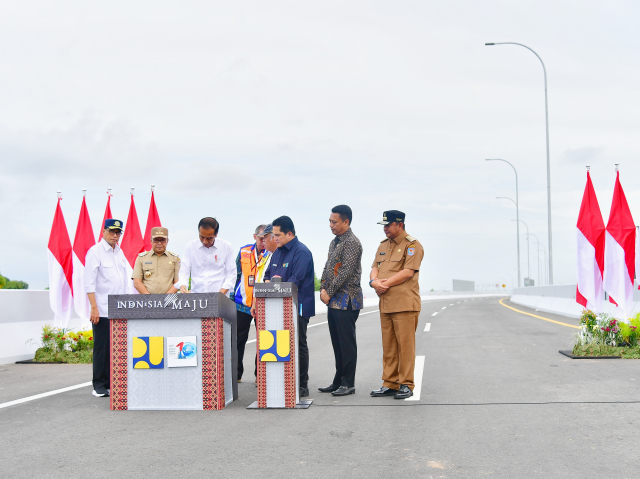 Presiden Jokowi didampingi oleh Menteri Pekerjaan Umum dan Perumahan Rakyat (PUPR) Basuki Hadimuljono dan Menteri BUMN Erick. Tak hanya jajaran menteri, turut hadir pula Pj Gubernur Sulsel, Bahtiar Baharuddin dan Wali Kota Makassar Moh Ramdhan Pomanto.