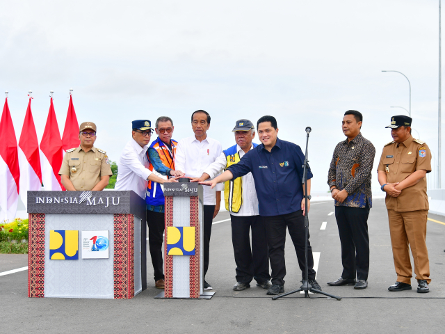 Peresmian Jalan Tol MNP ini ditandai dengan prosesi tombol penekanan sirene oleh Presiden RI, Jokowi.