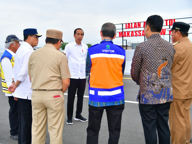 Presiden Republik Indonesia (RI) Joko Widodo meresmikan Jalan Tol Makassar New Port (MNP) di Buloa, Kecamatan Tallo, Kota Makassar, Kamis (22/2/2024).