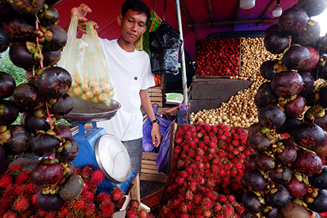 Pedagang buah menjajakkan jualannya di Jalan Perintis Kemerdekaan, Makassar, Jumat (23/2/2024).