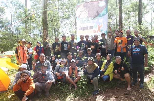 Sejumlah anggota komunitas pecinta alam yang diprakarsai oleh Wanapala Chetengan berfoto bersama di sela aksi penghijauan bersama di kaki Gunung Bawakaraeng.