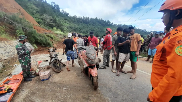 Tim gabungan dibantu warga berupaya melakukan pencarian korban di lokasi kejadian tanah longsor di Desa Bonglo, Kecamatan Bastem Utara, Kabupaten Luwu, Sulawesi Selatan pada Senin (26/2). (BPBD Kabupaten Luwu)