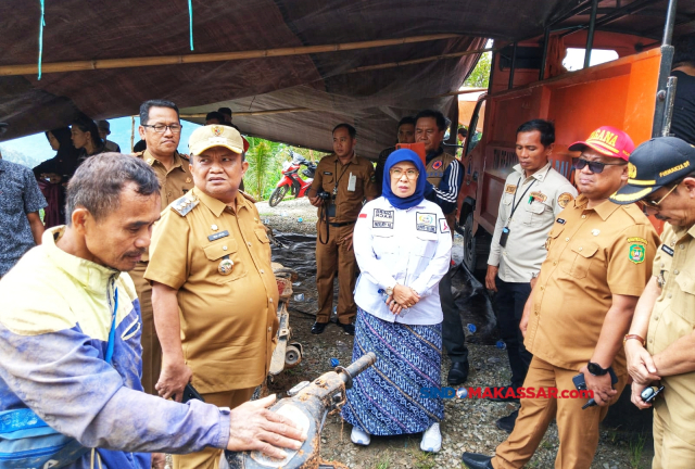 Akibat kejadian ini empat orang dilaporkan meninggal dunia dan sepuluh orang lainnya dilarikan ke Puskesmas terdekat.