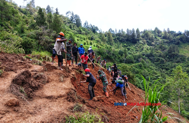 FOTO: Longsor di Kabupaten Luwu, Empat Orang Meninggal