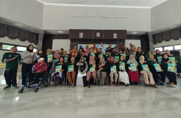 Puluhan penyandang disabilitas yang merupakan peserta life skill berfoto bersama perwakilan SPJM dan Sentra Wirajaya Kusama pada penutupan kegiatan.