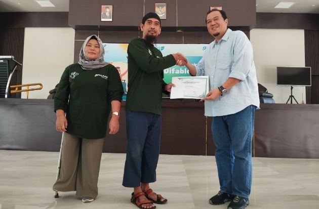 Sekretaris Perusahaan PT SPJM, Tubagus Patrick Tribudi Utama Iskandar, menyerahkan sertifikat kepada perwakilan peserta life skill berupa pelatihan barista dan handycraft.