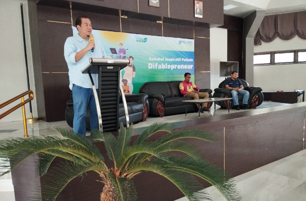 Sekretaris Perusahaan PT SPJM, Tubagus Patrick Tribudi Utama Iskandar, saat memberikan sambutan pada penutupan pelatihan lifeskill untuk difabel di Sentra Wijaya Makassar.