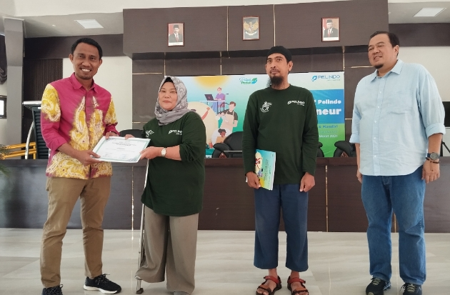 Pihak SPJM dan Sentra Wirajaya Makassar menyerahkan sertifikat kepada perwakilan peserta life skill.