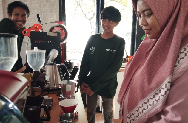 FOTO : Antusiasme Puluhan Penyandang Disabilitas Ikuti Pelatihan Barista & Handycraft