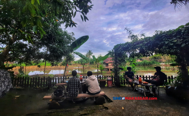 Sejumlah pengunjung menikmati suasana santai di  Rumah Kecil, Jalan Pannara, Kelurahan Antang, Kecamatan Manggala, Makassar,