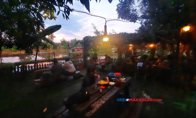 Sejumlah pengunjung menikmati suasana santai di  Rumah Kecil, Jalan Pannara, Kelurahan Antang, Kecamatan Manggala, Makassar,