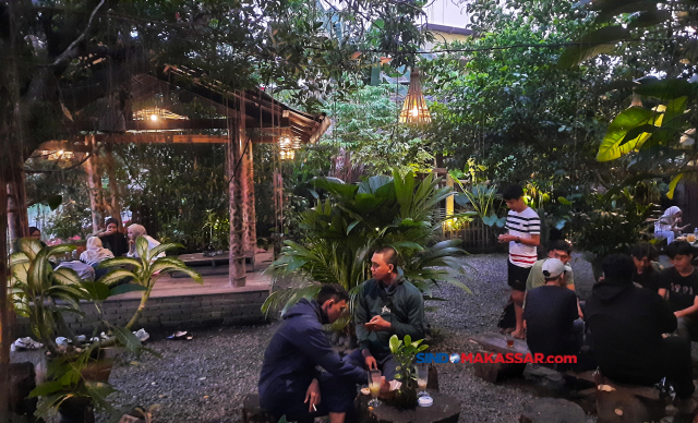 Sejumlah pengunjung menikmati suasana santai di  Rumah Kecil, Jalan Pannara, Kelurahan Antang, Kecamatan Manggala, Makassar,