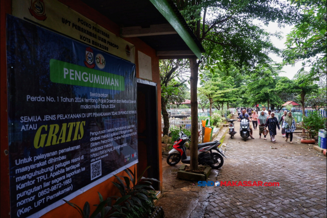 Warga berziarah di makam keluarganya di Tempat Pemakaman Umum (TPU)Panaikang, Makassar.