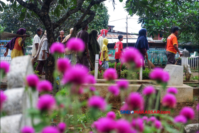 FOTO: Ziarah Kubur dan Penjual Bunga Tabur Jelang Ramadhan