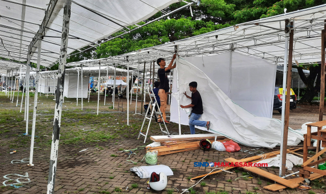 Pekerja membuat stan untuk berjualan pedagang kaki lima (PKL) di lokasi Pasar Ramadan di halaman Masjid Al-Markaz Al-Islami, Makassar,