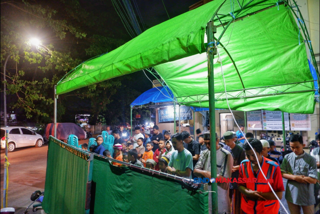 Sejumlah umat muslim menggelar salat tarawih perdana untuk mengawali Ramadan di halaman Masjid Jami Islahuddin, Makassar, Senin (11/3/2024).