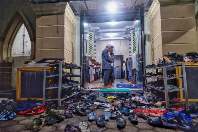 Umat muslim menggelar salat tarawih perdana untuk mengawali Ramadan di Masjid Jami Islahuddin, Makassar, Senin (11/3/2024).