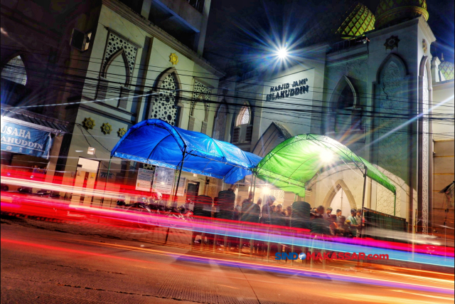 FOTO: Potret Kepadatan Jemaah saat Salat Tarawih Perdana di Makassar