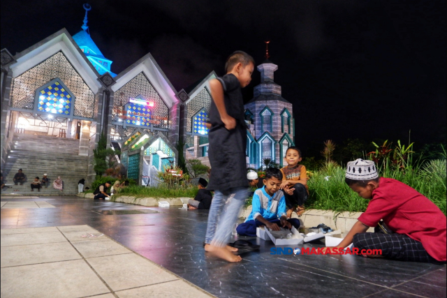 Suasana buka puasa di halaman Masjid Al Markaz Al Islami, Makassar, Selasa (12/3/2024).