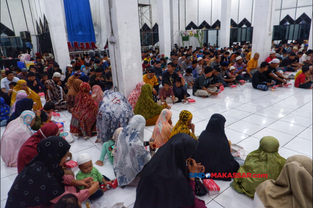 Setiap bulan Ramadhan, panitia Masjid Al Markaz Al Islami menyediakan makanan buka puasa secara gratis bagi umat muslim yang berpuasa.