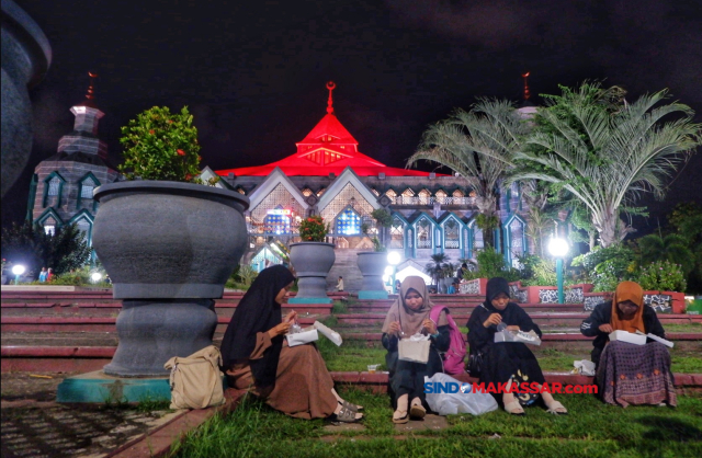 Suasana buka puasa di halaman Masjid Al Markaz Al Islami, Makassar, Selasa (12/3/2024).