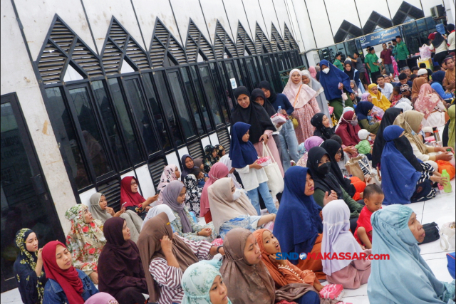 Setiap bulan Ramadhan, panitia Masjid Al Markaz Al Islami menyediakan makanan buka puasa secara gratis bagi umat muslim yang berpuasa.