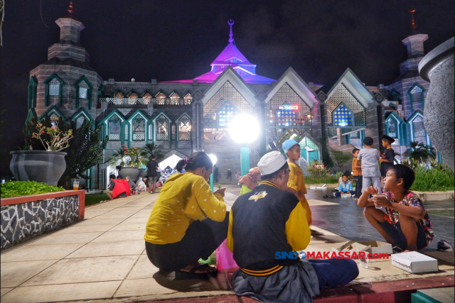 FOTO: Masjid Al Markaz Makassar Sajikan Buka Puasa Gratis