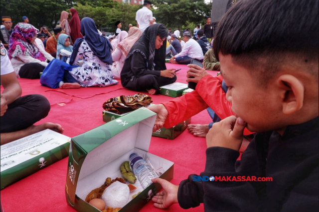 Mereka yang hadir membentang sepanjang 2140 meter atau 2,14 km mulai dari Anjungan City of Makassar hingga depan Masjid Terapung.