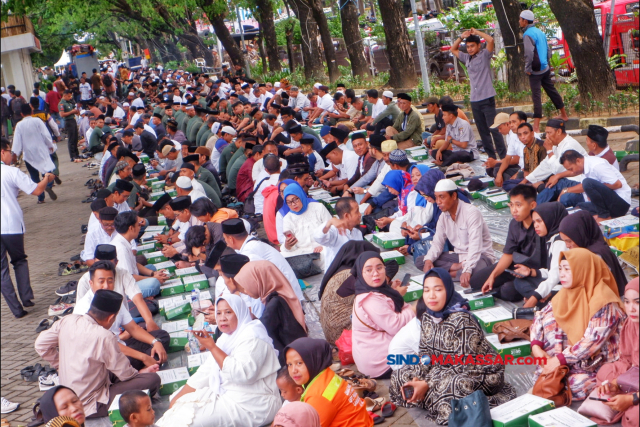 Ribuan masyarakat ikut dalam buka puasa bersama di Anjungan Pantai Losari, Jalan Penghibur, Kecamatan Ujung Pandang, Makassar, Rabu (13/7/2024). 