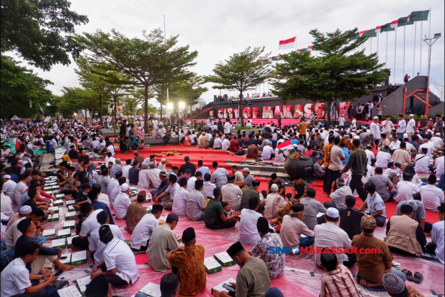 Ribuan masyarakat ikut dalam buka puasa bersama di Anjungan Pantai Losari, Jalan Penghibur, Kecamatan Ujung Pandang, Makassar, Rabu (13/7/2024).