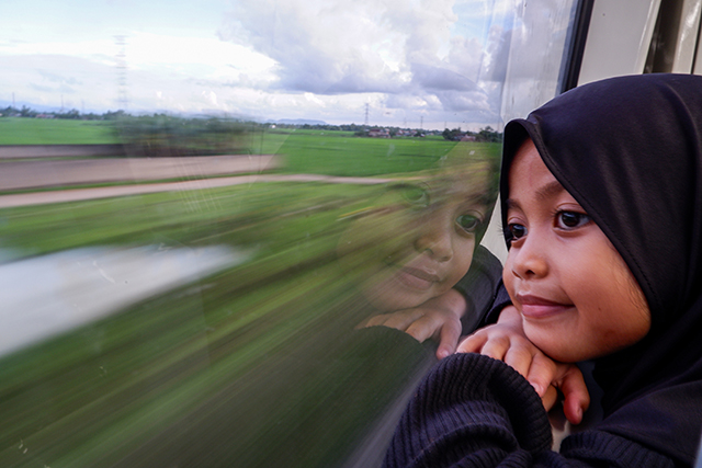 Seorang anak menikmati perjalanan dalam kereta api menuju Stasiun Maros, Kabupaten Maros, Sulawesi Selatan, Minggu (28/1/2024)