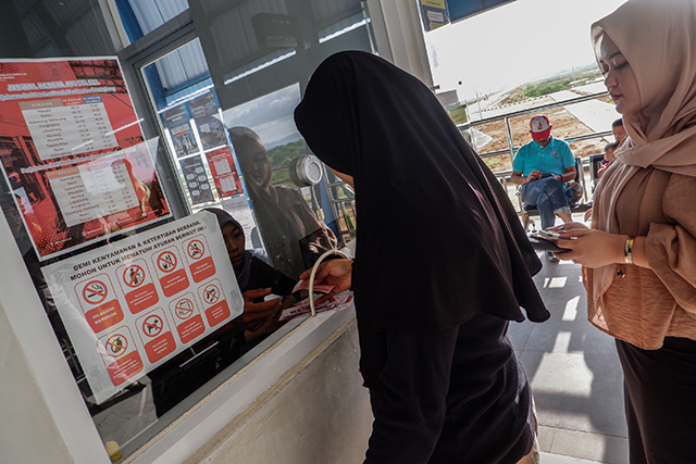 Warga mengantri untuk membeli tiket di Stasiun Mandai, Kabupaten Maros, Sulawesi Selatan Minggu (28/1/2024).