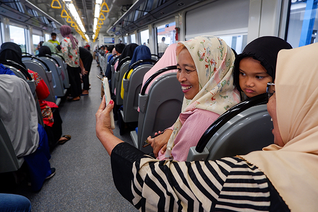 Suasana penumpang kereta api saat dalam perjalanan menuju Stasiun Garongkong, Pare-pare, Sulawesi Selatan Minggu (28/1/2024).