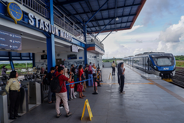 Antusiasme warga menanti kedatangan kereta api di Stasiun Maros, Kabupaten Maros, Sulawesi Selatan Minggu (28/1/2024).