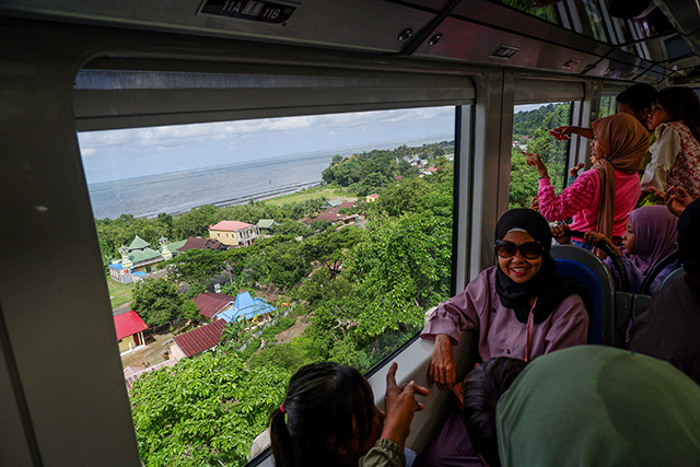 Suasana penumpang kereta api saat dalam perjalanan menuju Stasiun Garongkong, Pare-pare, Sulawesi Selatan Minggu (28/1/2024).