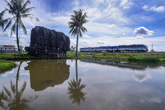 Kereta Api melintas dari Stasiun Rammang-Rammang di Kabupaten Maros, Sulawesi Selatan, Minggu (18/2/2024).