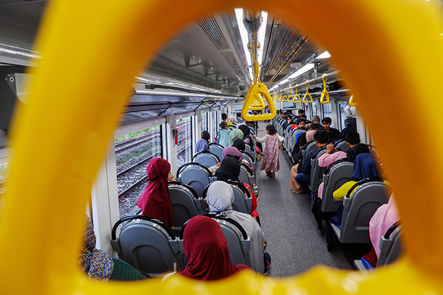 Suasana penumpang kereta api saat dalam perjalanan menuju Stasiun Garongkong, Pare-pare, Sulawesi Selatan Minggu (28/1/2024).