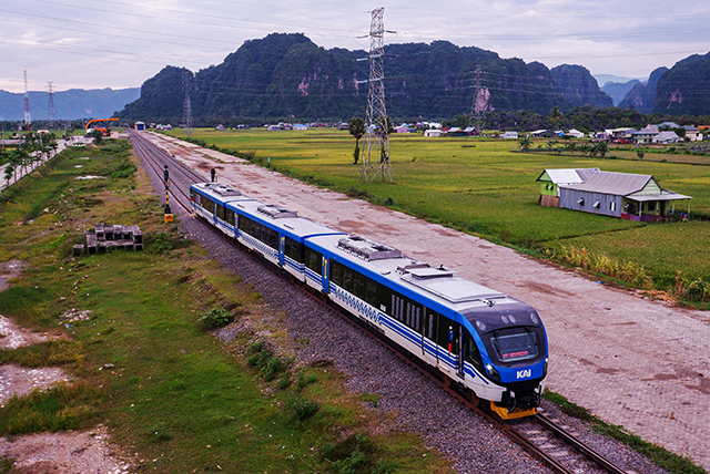 FOTO: Kereta Api dan Mimpi Rakyat Sulawesi