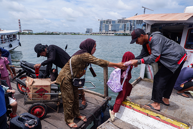 Warga bersiap berangkat ke pulau lewat Dermaga Kayu Bangkoa, Makassar Kamis (14/3/2024).