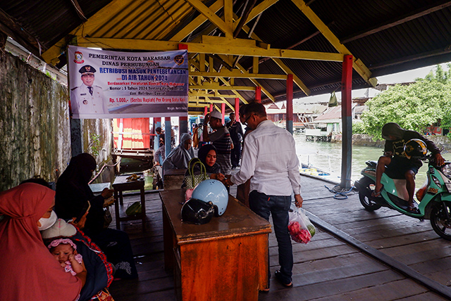 Petugas Dinas Perhubungan memungut retribusi untuk masuk ke dalam  Dermaga Kayu Bangkoa, Kamis (14/3/2024).