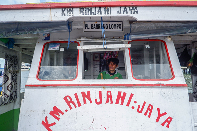 Angkutan perahu menuju pulau terluar dari Dermaga Kayu Bangkoa, Makassar Kamis (14/3/2024).