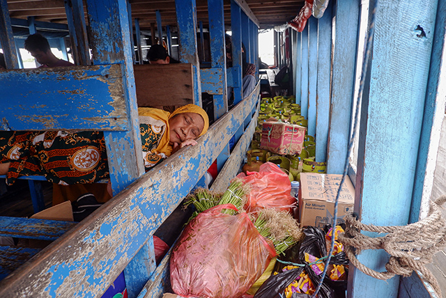 Beberapa penumpang tertidur di atas kapal saat berangkat ke pulau lewat Dermaga Kayu Bangkoa, Makassar, Kamis (14/3/2024).