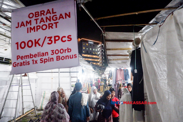 Suasana pengunjung di Pasar Malam Masjid Markaz Al Islami, Makassar, Kamis (18/3/2024).