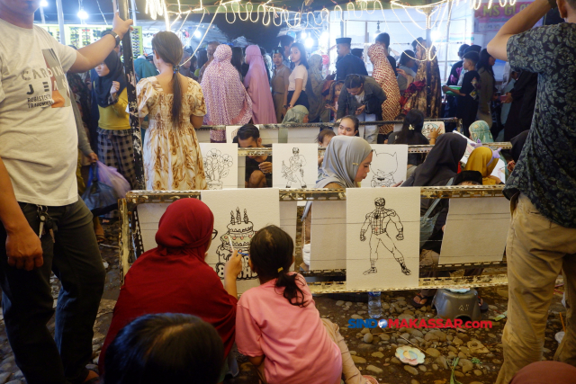 Suasana pengunjung di Pasar Malam Masjid Markaz Al Islami, Makassar, Kamis (18/3/2024).