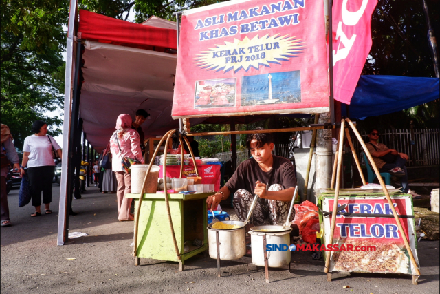Pasar yang hanya digelar selama bulan Ramadhan tersebut menjajakan berbagai jenis makanan dan minuman untuk menu berbuka puasa. 