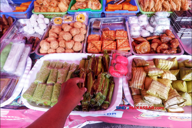 Pasar yang hanya digelar selama bulan Ramadhan tersebut menjajakan berbagai jenis makanan dan minuman untuk menu berbuka puasa. 