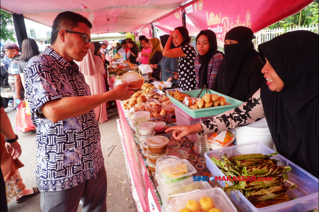 Penjual kue melayani pembeli di pasar takjil Ramadhan Mappanyuki di Makassar, Sulawesi Selatan, Selasa (19/3/2024).